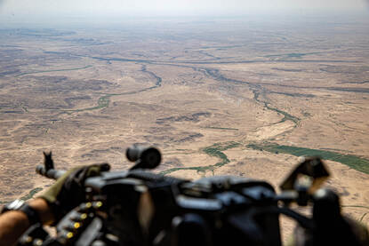 Een MAG-machinegeweer met op de achtergrond een woestijnlandschap.