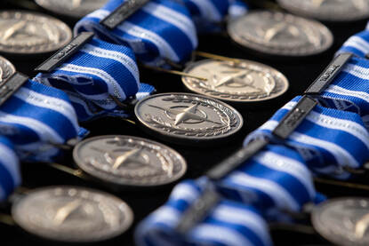 Het helikopterdetachement kreeg aan het einde van de missie de welverdiende NAVO-medaille.