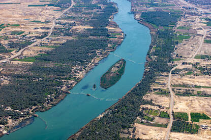 Twee landschapsfoto’s van vliegen boven Irak.