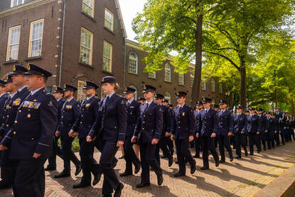 Tientallen luchtmachtmilitairen komen aanlopen.