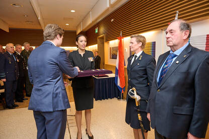 Ministerie van Defensie reikt medailles uit aan twee mensen, de rechter is Frank Voogt.