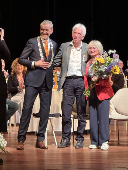 Kapitein b.d. Hans van der Werf samen met zijn vrouw en de burgemeester.