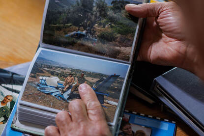 Arthur met een collega zittend op het wrak van een helikopter.