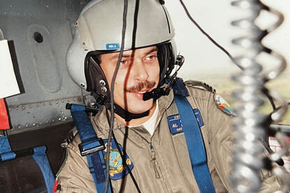Arthur zittend in een Alouette III.