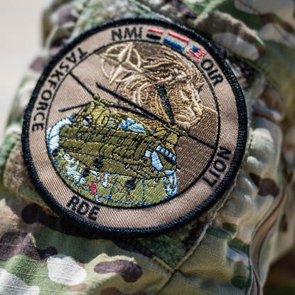 Schouder van militair met badge.