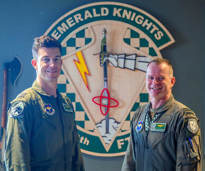 Majoor Roel Scherders samen met luitenant-kolonel Joost Luijsterburg voor het embleem van Emerald Knights.