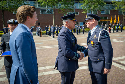 CDS Onno Eichelsheim schudt de hand van Paul.