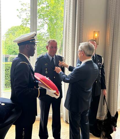 Adjudant Jan Willem Jonk krijgt een medaille opgespeld.