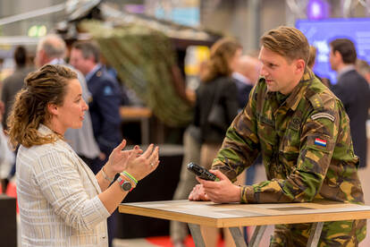 Karin in een vliegtuigsimulator met een VR-bril op.