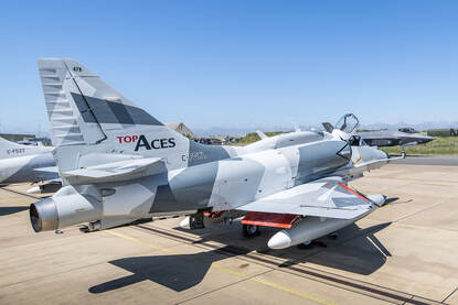 Een F-35 taxiet voor een A-4 langs.