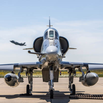 Een vooraanzicht van een A-4 met in de achtergrond een F-35 die opstijgt.