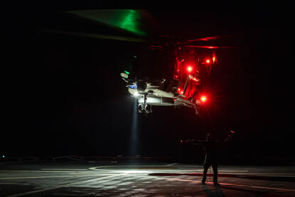 Een landing van een NH90 in het donker.