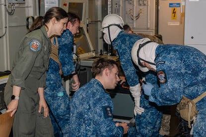 Marine- en OGZ-personeel ontfermen zich over een oefengewonde aan boord van het schip.
