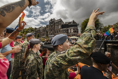 Luchtmachters in gevechtstenue op de defensieboot.