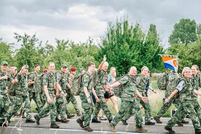 Detachement lopende militairen.