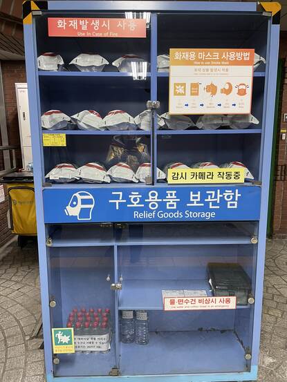 Kast met gasmaskers.