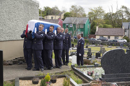 De draagploeg in het dagelijks tenue tijdens diverse uitvaarten. Daarbij zijn ze zowel te zien met de kist op hun schouders als saluerend naast de kist.