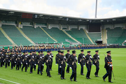 Verschillende afbeeldingen van de militairen in het stadion van ADO Den Haag op Prinsjesdag. Zichtbaar zijn het orkest, de gewapende troepen en de vaandelwacht.