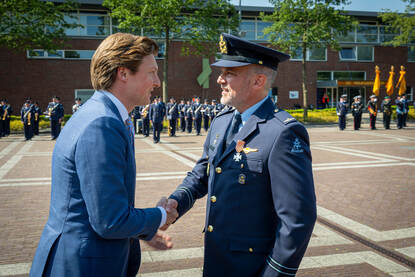 Chinook Vlieger Michiel wordt gefeliciteerd door demissionair minister Ruben Brekelmans.