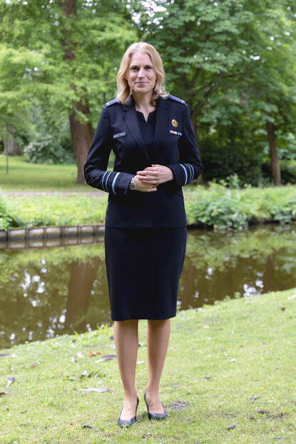 Luitenant-generaal Elanor Boekholt-O’Sullivan poserend in de dagelijks tenue-jurk.