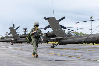 Vlieger loopt langs Apaches