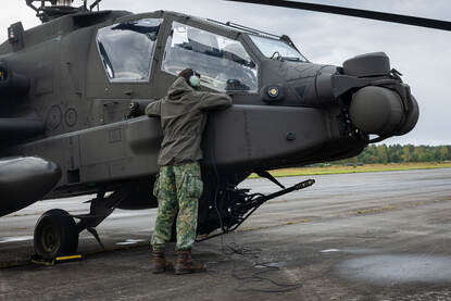 Een Chinook en een Apache.