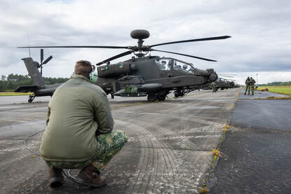 een vlieger klimt in een Apache.