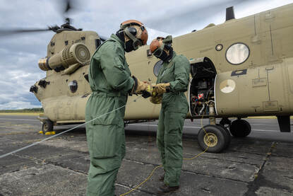 Grondpersoneel is bezig met het tanken van een Chinook