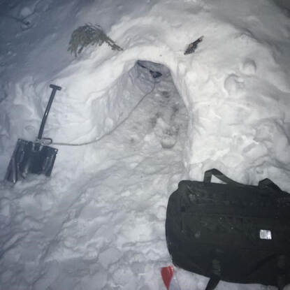 Sneeuwheuvel met gat erin.