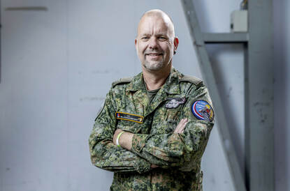 Portret van militair met armen over elkaar.