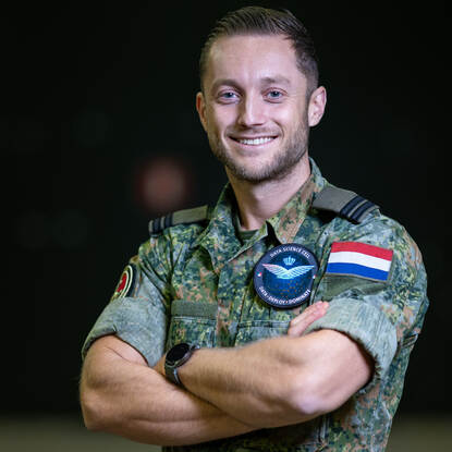 Volgens kapitein Van der Beek bevalt de unieke samenwerking tussen militairen en burgers in deze setting goed. ‘Iedereen pakt het serieus op en niemand vindt het erg om lange dagen te maken.’