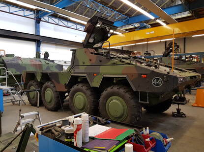 Een Boxer in een werkplaats.