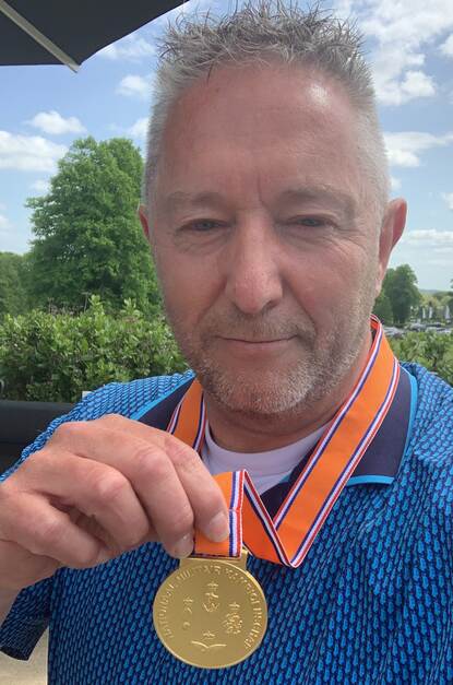 Eerste luitenant Robert Hommen toont zijn gouden medaille.