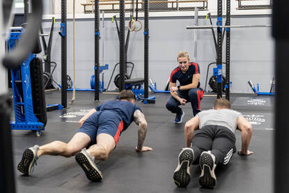 IBT-instructeurs in opleiding. Een les in een sporthal.