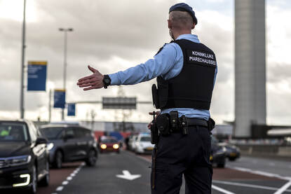 Een marechaussee bij een verkeerscontrole op Schiphol