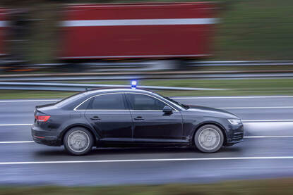 Marechaussee rijdt op volle snelheid met blauw zwaailicht.