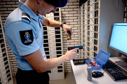 Met een scanner controleert Machiel de aanwezigheid van wapens en munitie.