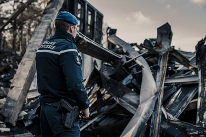 Marechaussee bij afgebrande loods op kazerne in Wezep.