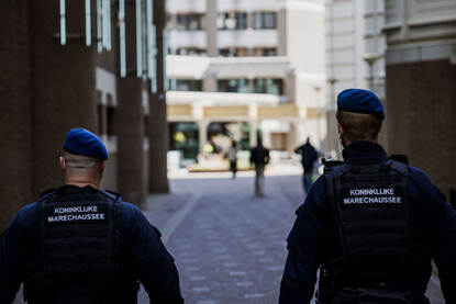 2 marechaussees van de HRB lopen richting de Tweede Kamer.