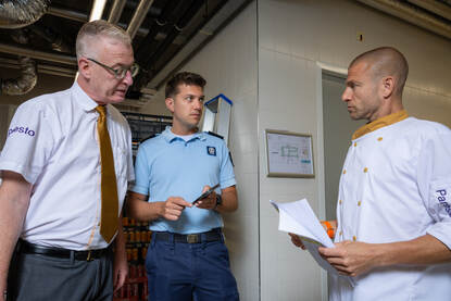 Hoofd Ondersteuning kapitein Niels overlegt met personeel van Paresto.