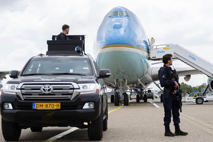 Een GBB-collega staat in zijn auto voor Air Force One.