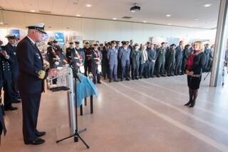 Ria ontvangt in 2016 een gratificatie uit handen van admiraal Borsboom.