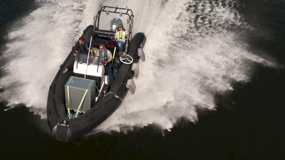RHIB op het Haringvliet met dipping sonar.