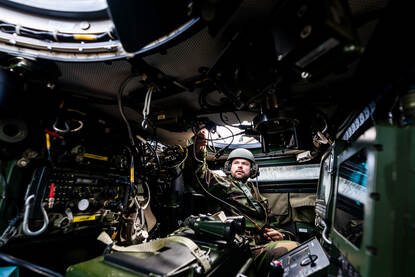 Interieur van een Fennek met militair.