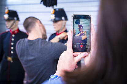 Myriam maakt films van het kleden voor de GPAL-app.