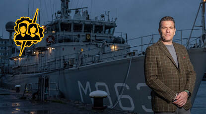 Pascal van Houtert in de marinehaven voor een schip