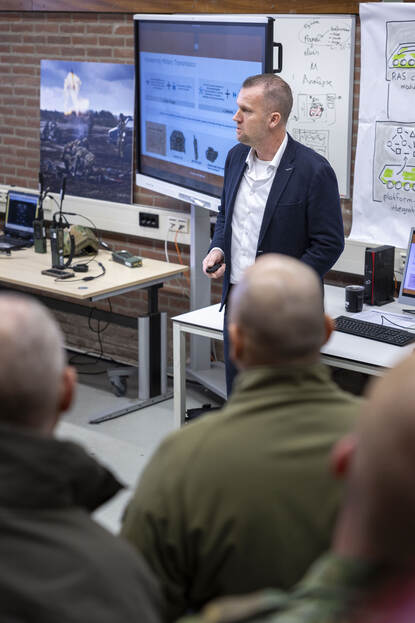 Hans van Hees geeft presentatie.