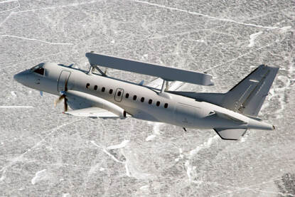 Saab 340 in bocht boven woestijn.