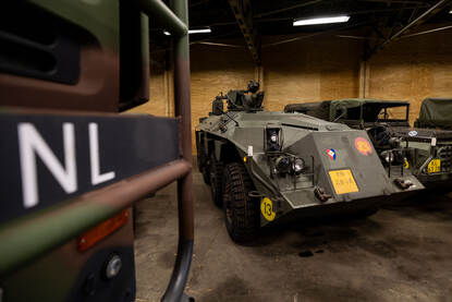 YP-408 pantservoertuig met onscherp op de voorgrond een NL-teken.