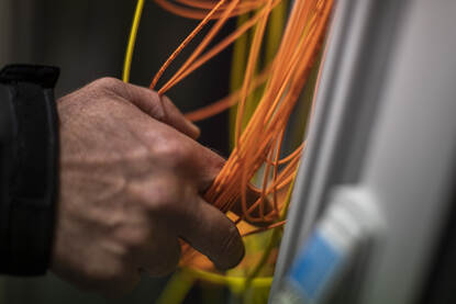 Beeld van allerlei oranje kabels die uit een apparaat komen.